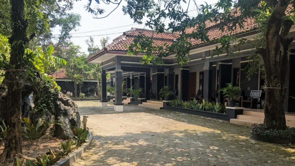 PXL_20251011_060434017.MP~2