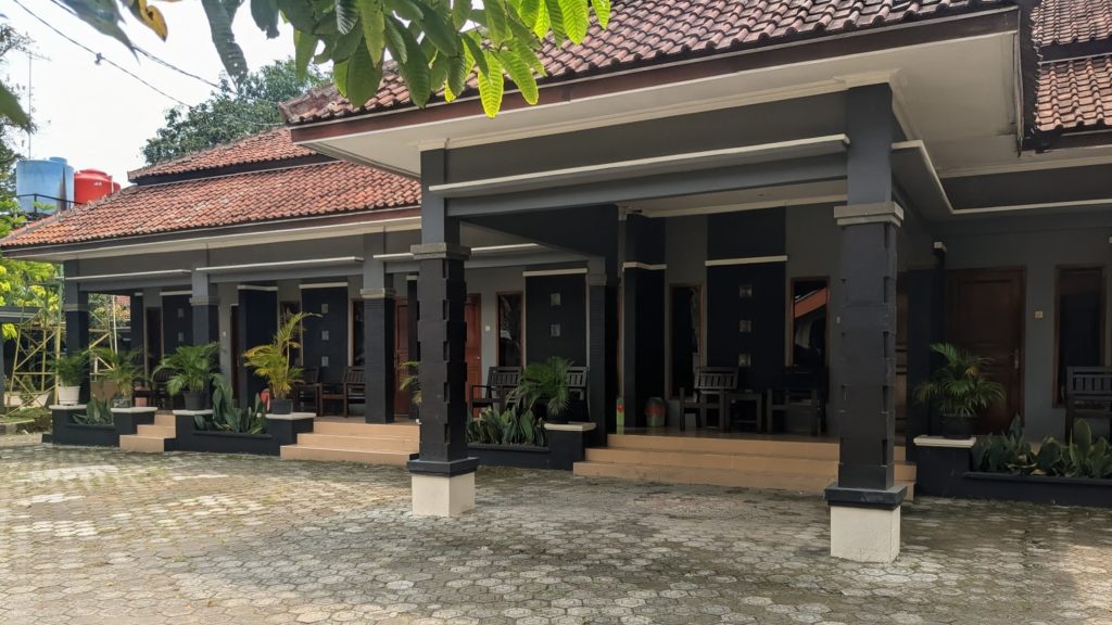 PXL_20251011_060459903.MP~2